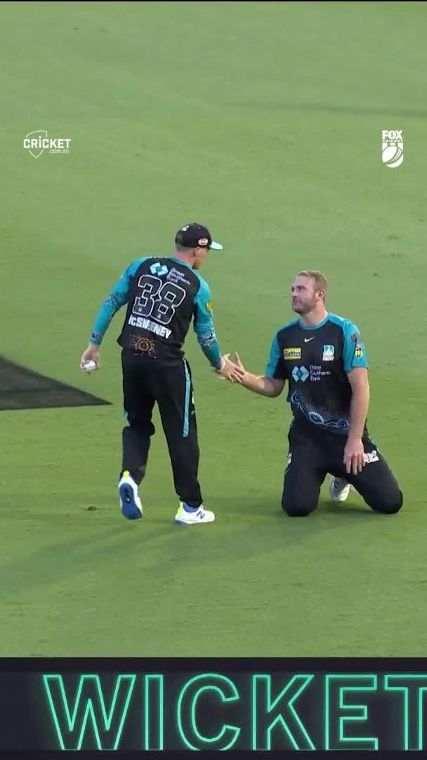 Heart in mouth stuff 😲 Thankfully both players are OK with Nathan McSweeney holding onto a ripper catch! #BBL13 #GoldenMoment BKT Tires