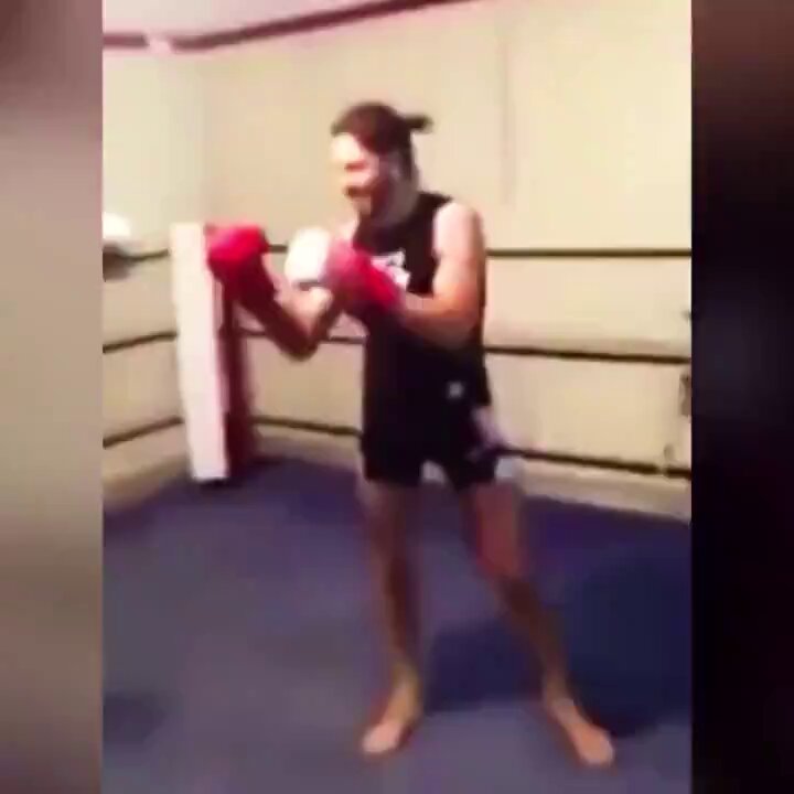 Old grandpa beats up young boxer #Fighter #fightvideos #boxer