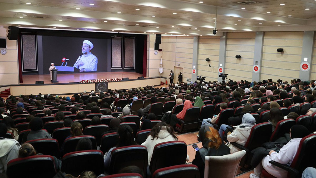 "Dinimizin şefkat ve merhamet iklimiyle, medeniyetimizin ilim ve irfan dünyasıyla, kültürümüzün sanat ve estetik boyutuyla erken yaşta tanışan çocuklarımız, gençlerimiz geleceğe daha güvenle yürüyecektir." Diyanet İşleri Başkanlığı Dış İlişkiler Genel Müdürlüğümüzce düzenlenen “Değerler Eğitimi Programı” kapsamında Avrupa’nın çeşitli ülkelerinden ülkemize gelen gençlerimizi Başkanlığımızda ağırladık.