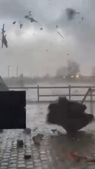 🌪️ Images spectaculaires d'une tornade frappant Wavre-Notre-Dame en Belgique (province d'Anvers) ce mercredi vers 16h30 ! Gros dégâts signalés. (©