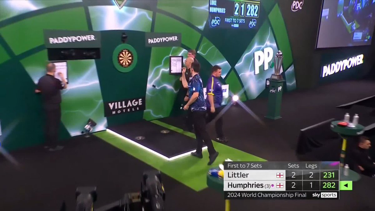 LITTLER LEADS! For the first time in the match, Luke Littler takes the lead in the World Championship final! 📺 #WCDarts | Final