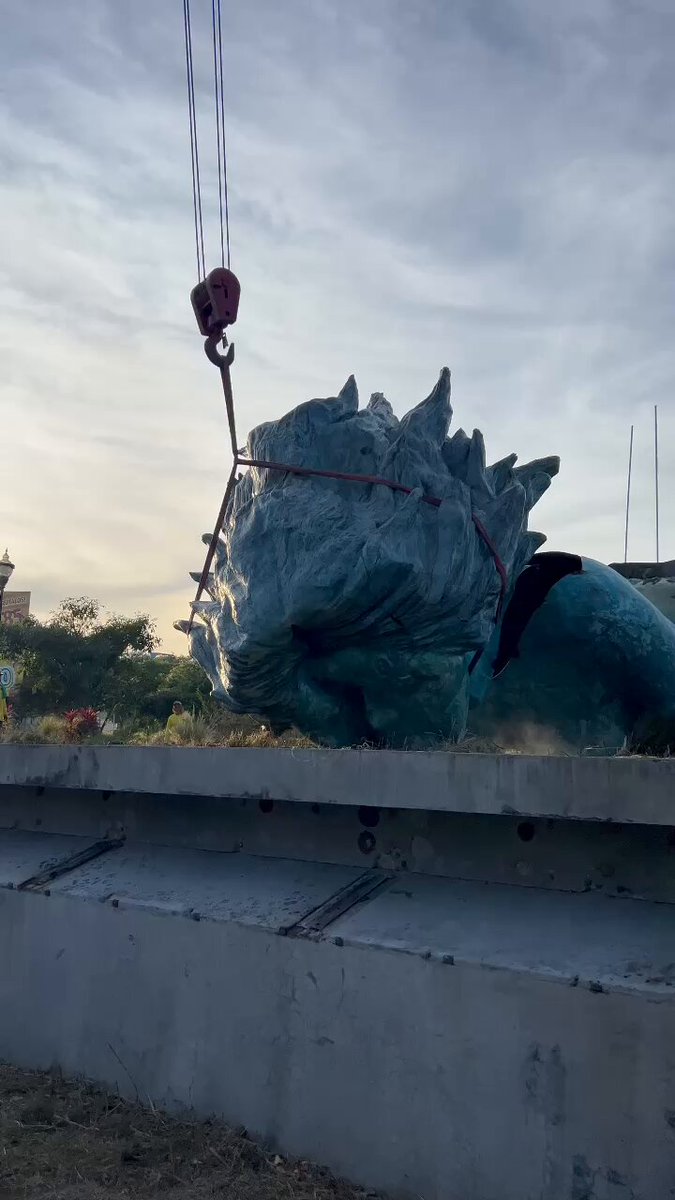 El retiro de estructuras en el bulevar Monseñor Romero, continúa. En la zona construiremos un nuevo espacio público que tendrá una interconexión con el Parque Bicentenario.