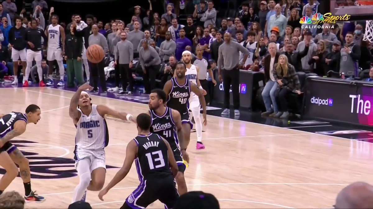 This call was overturned to give the Magic possession with 3.1 seconds left in OT 🤔