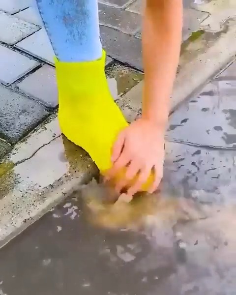Always make your shoes wet and dirty during rainy days？Waterproof Shoe Covers can solve your problem! ➤➤