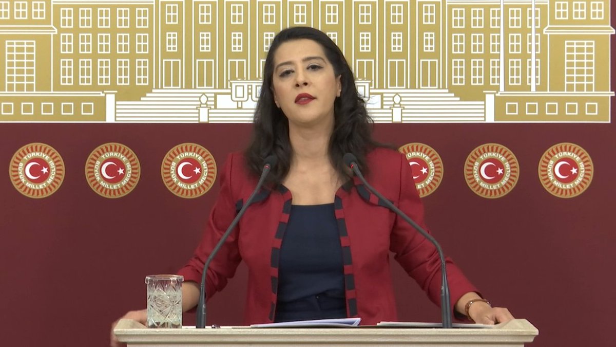 Samur Halı'nın TÜSİAD üyesi patronu dünyaya açılıyor; ama işçilerine Çubuk’u dar ediyor! Emeğinin hakkını alamayan işçilerin karşı karşıya kaldığı adaletsizlik düzeninin çarkı nasıl işliyor. Sevda Karaca (Sevda Karaca) anlatıyor: