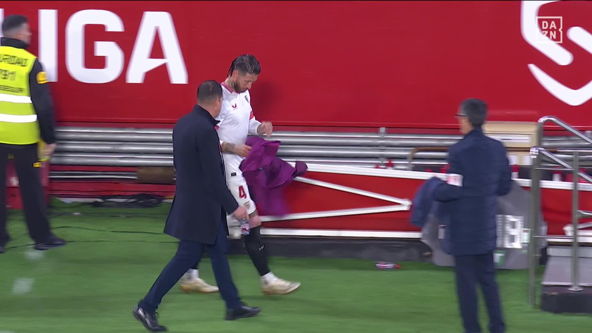 Sergio Ramos se marchó del Ramón Sánchez Pizjuán regalándole su camiseta a un joven aficionado del Sevilla 🙌 #LALIGAenDAZN ⚽️