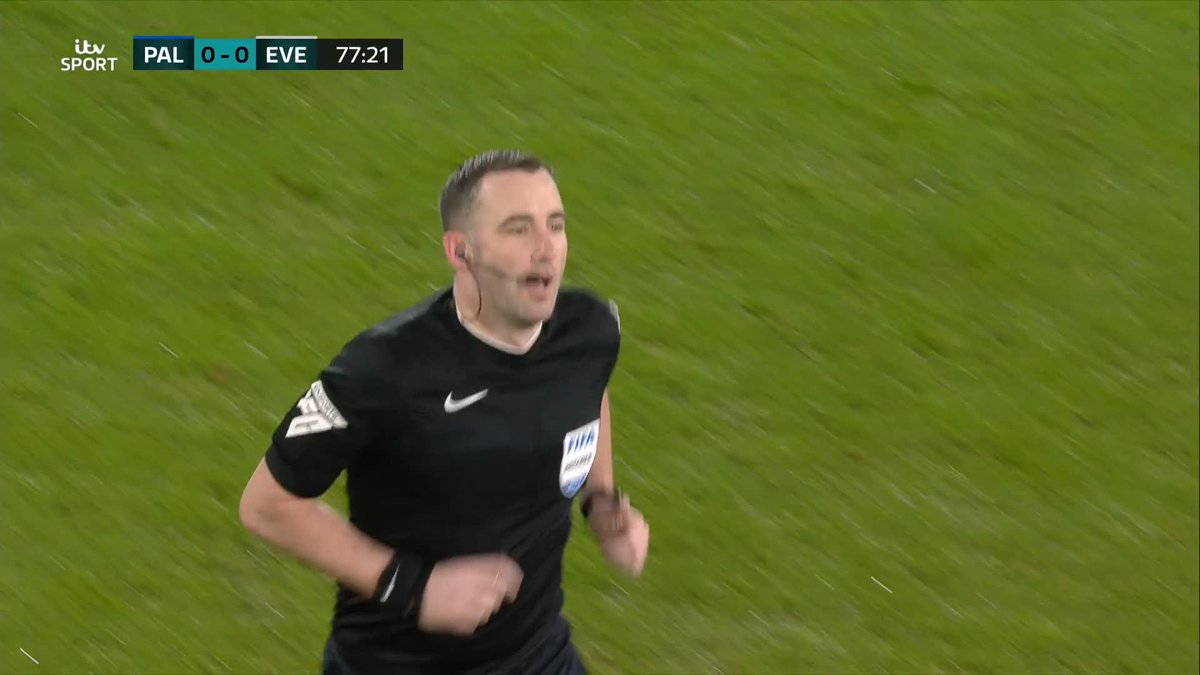 Red card for Dominic Calvert-Lewin, who was just about to be substituted 🔴 Everton are down to 🔟 men. Do you agree with the decision? #ITVFootball | #CRYEVE | #EmiratesFACup