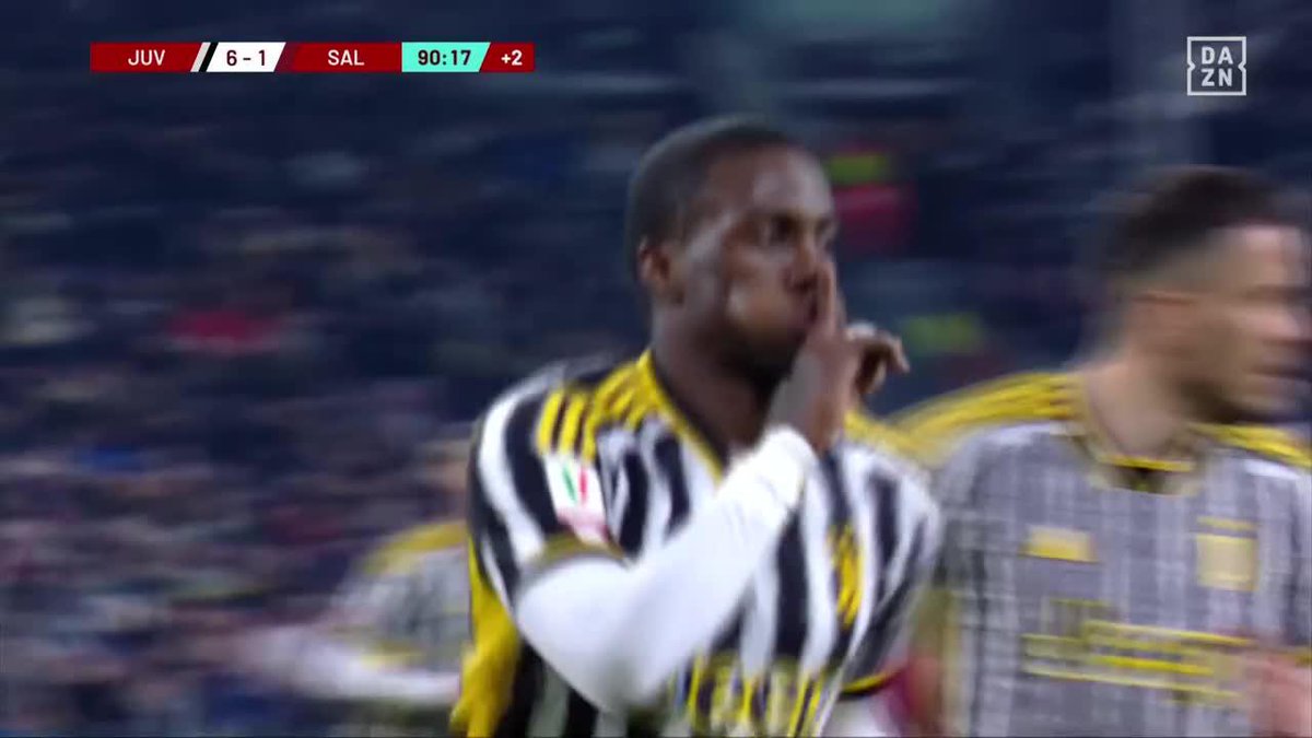De padre a hijo Timothy Weah soltando UN TRALLAZO DESCOMUNAL en su primer gol con la Juventus 💣🔥 La #CoppaItalia 🇮🇹🏆 se disfruta en DAZN