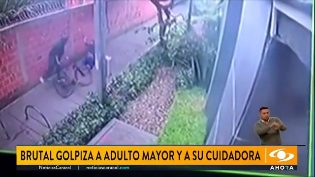 Indignación en Bogotá por brutal golpiza de la que fue víctima un adulto mayor de 81 años y su cuidadora. En video se ve cómo un hombre en bicicleta los agrede atrozmente luego de decirle que la zona por la que se movilizaba es peatonal. Más en