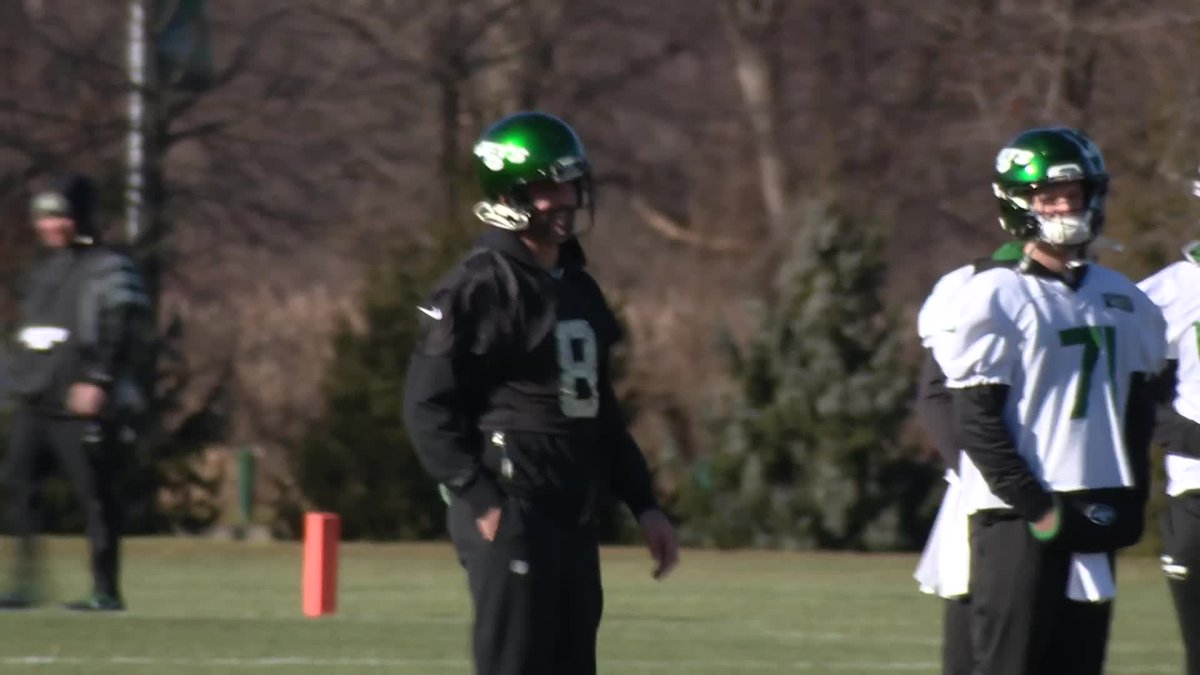 Aaron Rodgers is wearing a black jersey at Jets practice today: