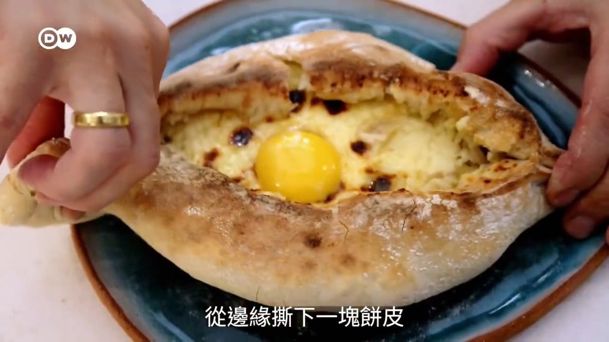哈切布里烤饼 媲美披萨的格鲁吉亚美食 高加索国家格鲁吉亚有一种独特的美食——哈切布里Khachapuri，当地人对它的爱胜过披萨。在格鲁吉亚，不论是早餐、午餐、晚餐甚至下午茶时间，你都能见到它的身影。