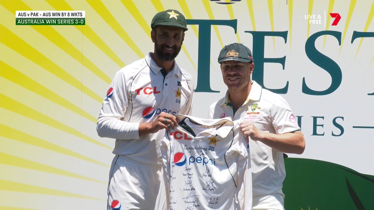 Shan Masood, on behalf of the Pakistan team, gifts Babar Azam's signed playing top to David Warner 🤝 #AUSvPAK