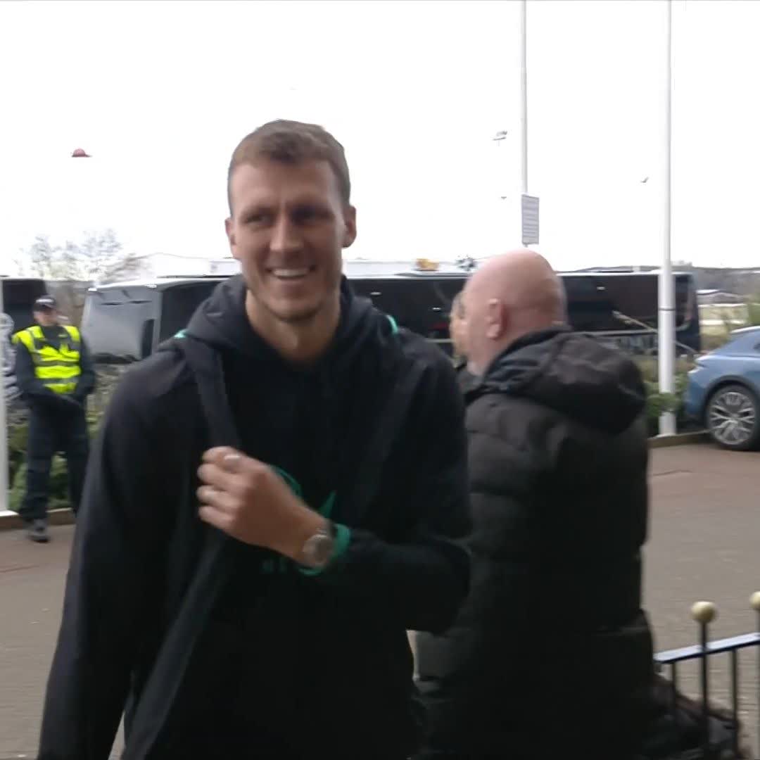 Local lad Dan Burn loving it 😄 Newcastle have arrived at the Stadium of Light 🏟️ #SUNNEW