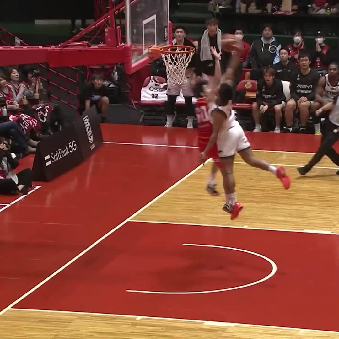 6’3” Thirdy Ravena with another poster dunk 😤 (Via B.LEAGUE（Bリーグ）)