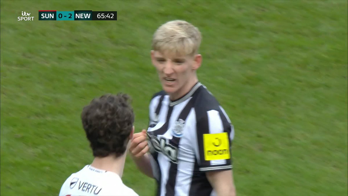 "If you want my shirt you can have it after the game." 🤣 #SUNNEW | #EmiratesFACUp