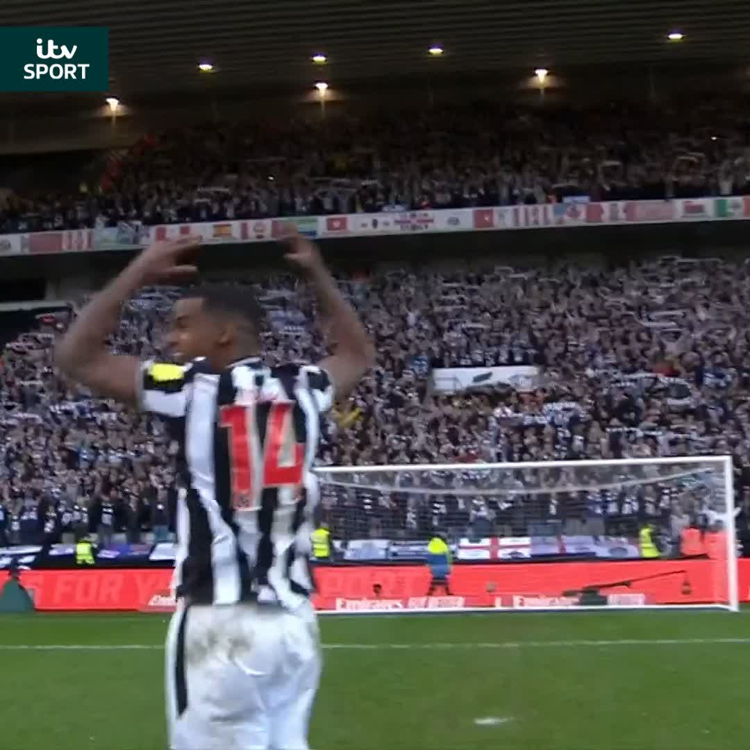 Newcastle celebrate their first Wear-Tyne derby win for 13 years on the pitch with a team photo 📸 #EmiratesFACup