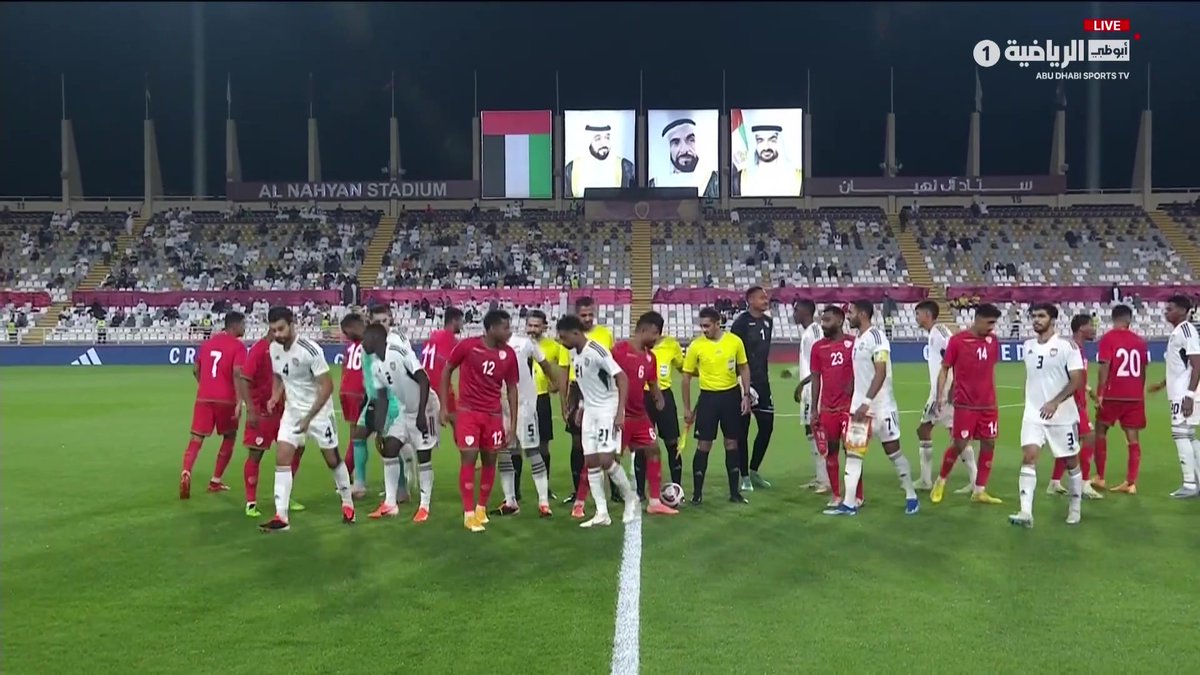 لقطة جميلة تجمع لاعبي منتخبنا الوطني ولاعبي منتخب عمان.. #الإمارات_عمان #أبوظبي_الرياضية 1