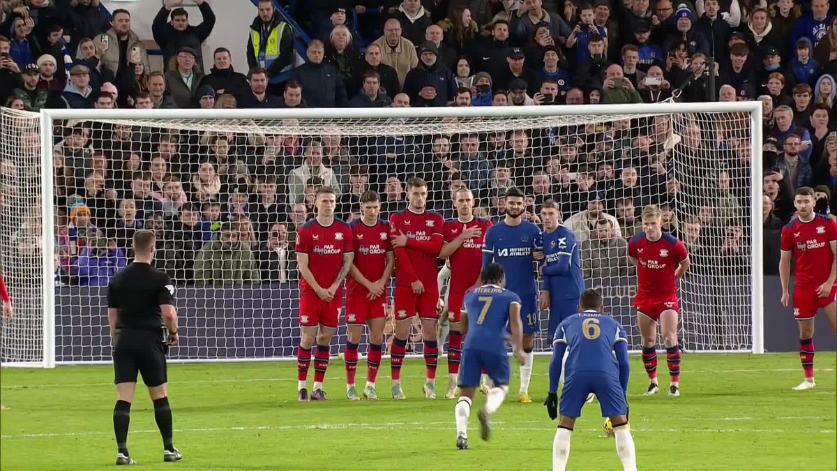 Le coup franc parfait de Raheem Sterling avec Chelsea. 💙⚽️🎯 🎥 Emirates FA Cup