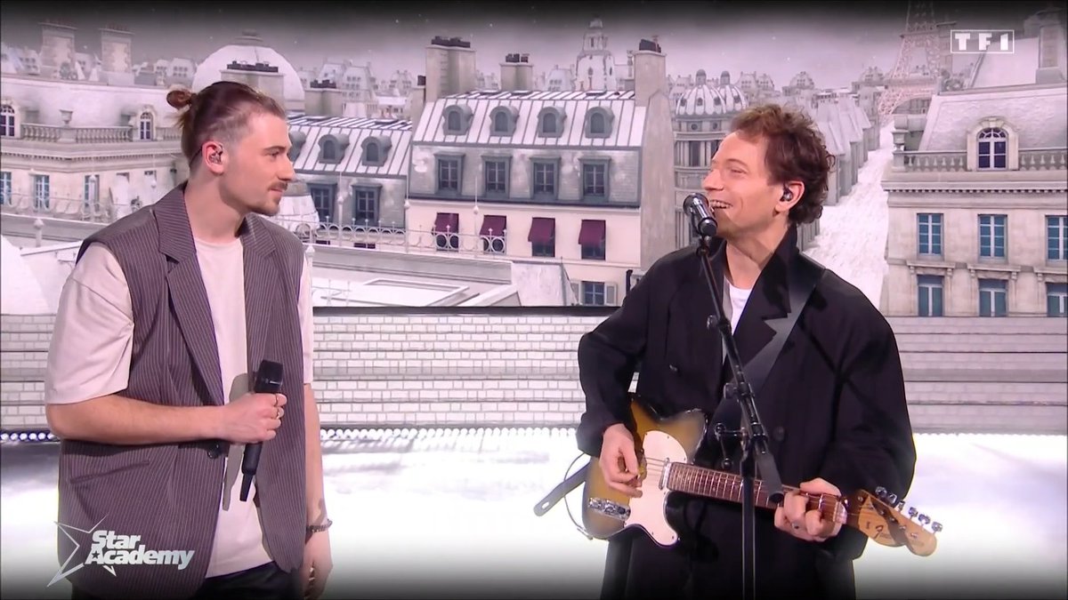 Pierre et raphael haroche partagent un moment unique sur "Caravane".🌟 Vous aussi vous chantez à la maison ? 🎤 Suivez le prime de la #StarAcademy ▶️