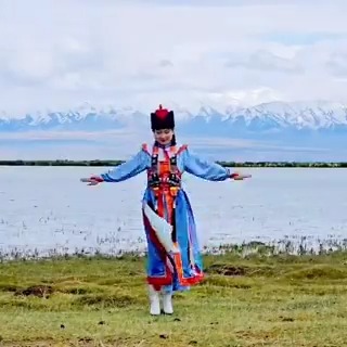 Preserving our #LivingHeritage is preserving our essence. The Mongol Biyelgee, a folk dance from Mongolia, epitomises the nomadic spirit 🇲🇳 Neglecting cultural safeguarding risks the fade of vibrant traditions. Learn more: