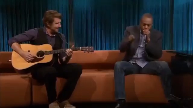 Polis Akademisi'nin her şeyi taklit edebilen öğrencisi Larvel Jones karakterine hayat veren Michael Winslow, Norveç'te katıldığı bir programda Led Zeppelin şarkısını seslendiriyor, hem de konser alanındaymışız gibi...