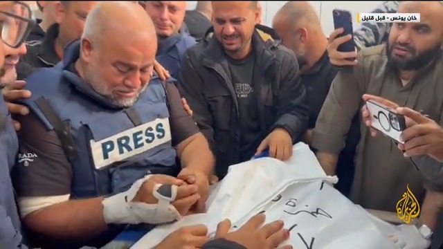 لحظة توديع الزميل #وائل_الدحدوح لنجله حمزة الذي استشهد في قصف إسرائيلي استهدف صحفيين غرب خان يونس #حرب_غزة #الأخبار