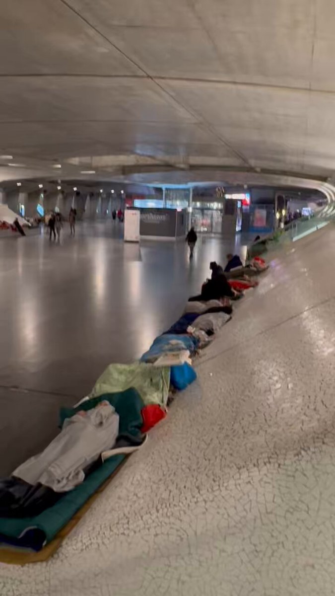 Eis o resultado das políticas de habitação de #pedronunosantos e etc.. Filmei isto ontem à noite na Gare do Oriente. É continuar, meus amigos.