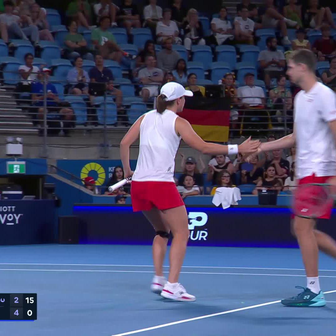 Take that, Sascha 💥 Iga Świątek goes big and wide for the winner at #UnitedCup
