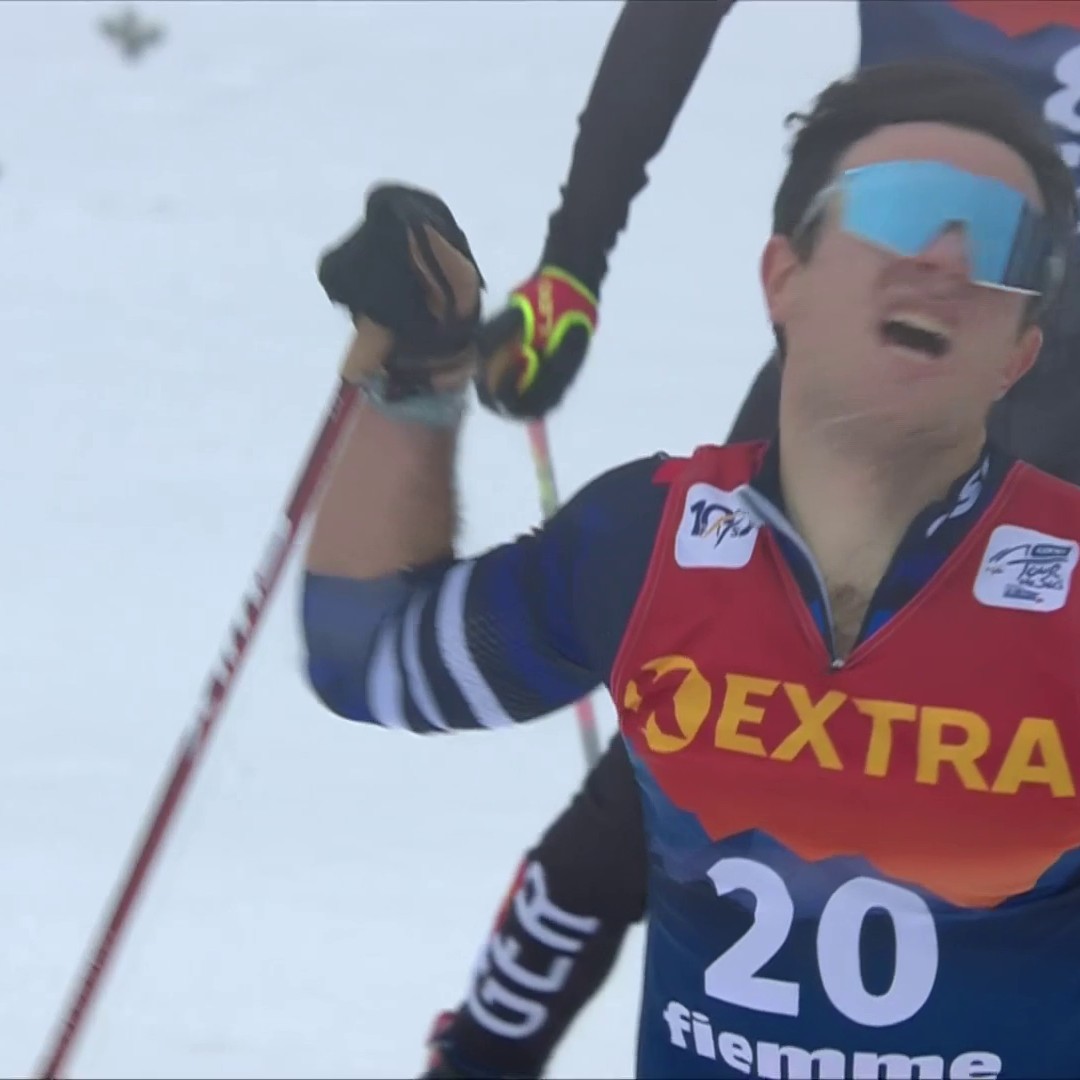 LA VICTOIRE POUR JULES LAPIERRE ! 🙌 Le Français remporte la mass start au sommet de l'Alpe Cermis ! Hugo Lapalus 🇫🇷 prend la 3e place. Quelle course !