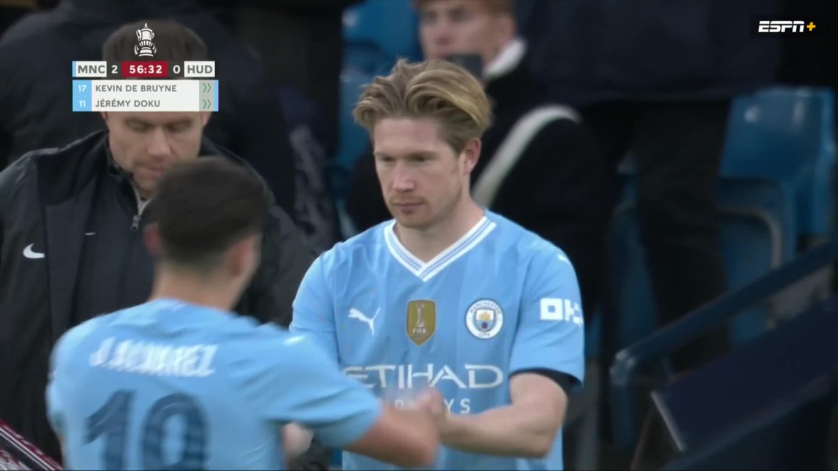 Kevin De Bruyne returns from injury for Man City for the first time since August! The Etihad sings his name to welcome him back 💙
