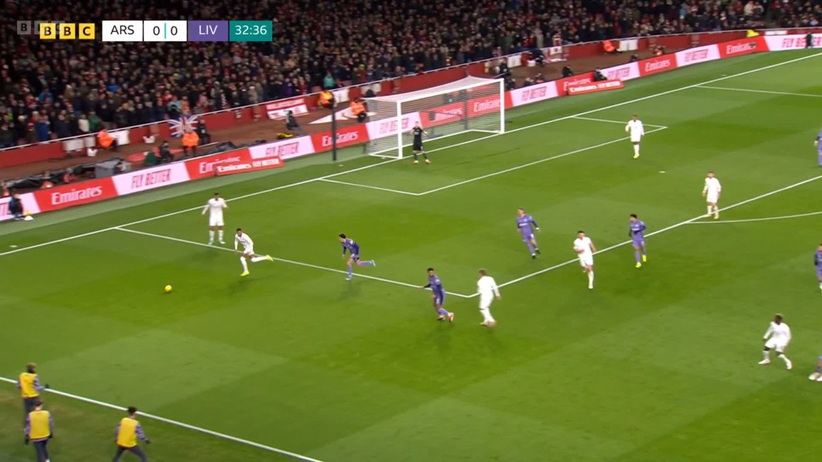 Ben White wasn't having any of this from Curtis Jones. 😬 What a great piece of skill from the Liverpool man. #BBCFACup #ARSLIV