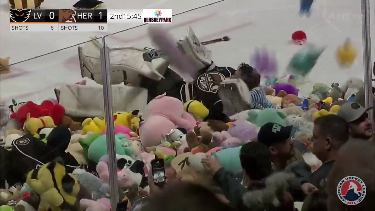 🧸 SO MANY TEDDY BEARS 🧸 The annual Hershey Bears Teddy Bear Toss never disappoints! (🎥: American Hockey League)
