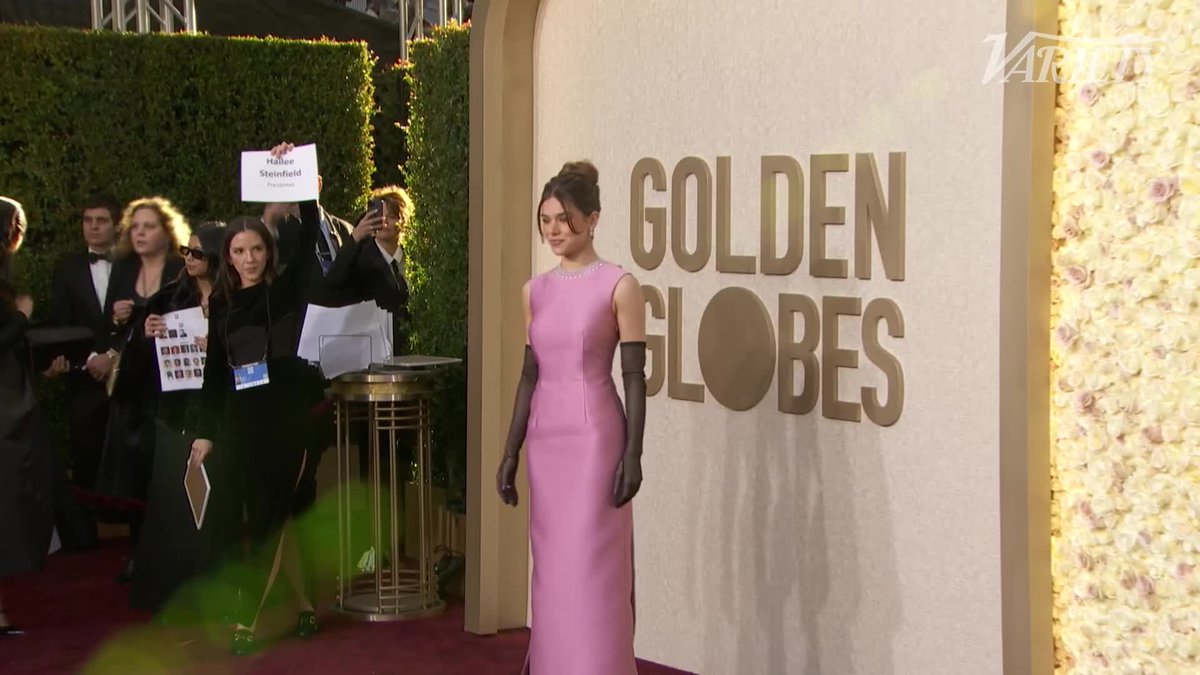 Hailee Steinfeld at the #GoldenGlobes.
