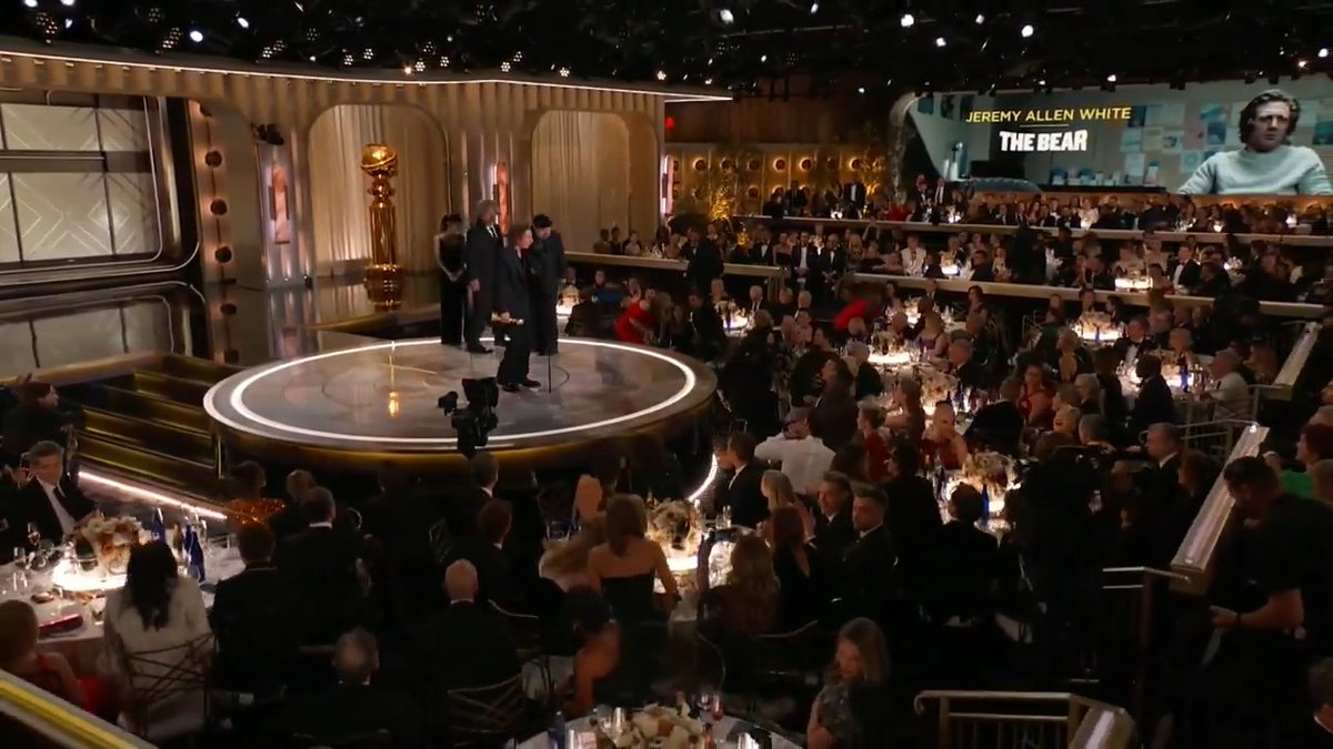 Jeremy Allen White is your #GoldenGlobes winner for Best Television Male Actor – Musical/Comedy Series! Congrats 👏 👏