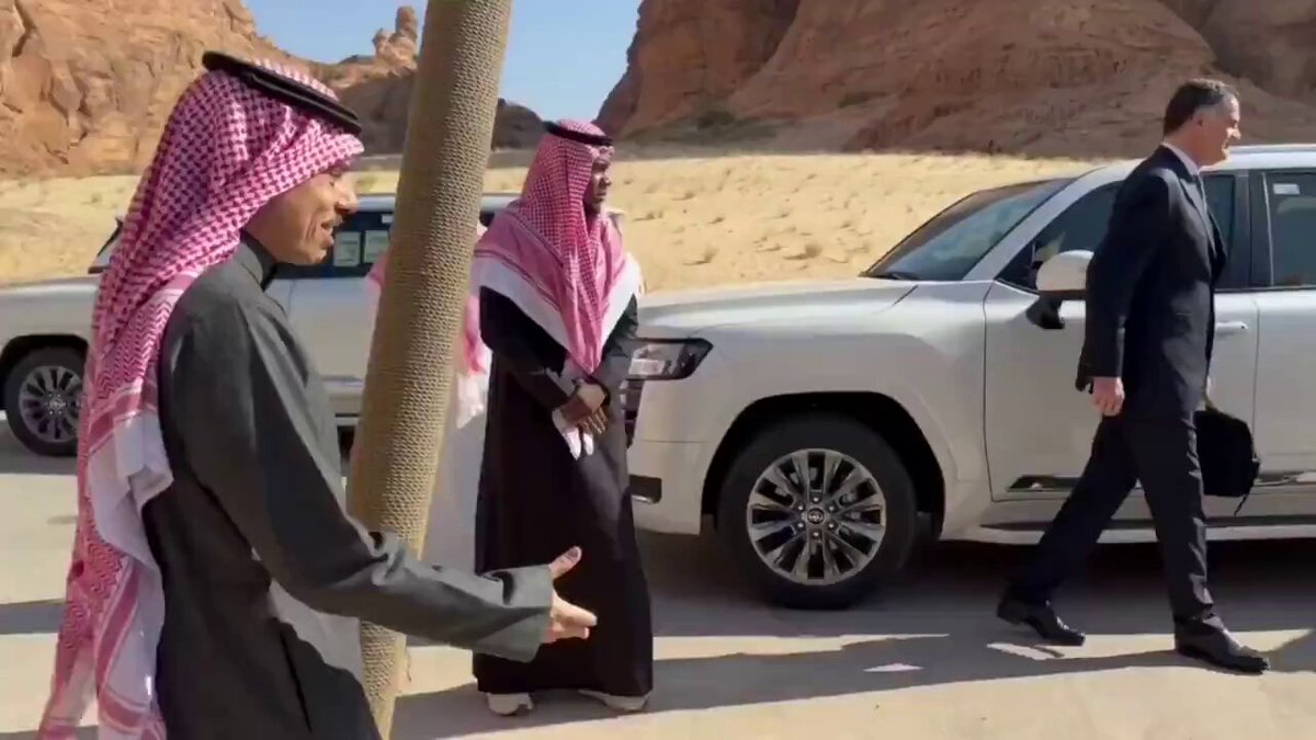 ردًا على ترحيب وزير الخارجية السعودي به في #العلا مسؤول السياسة الخارجية في الاتحاد الأوروبي جوزيب بوريل: "شكراً لأنك أتيت بي إلى هنا".