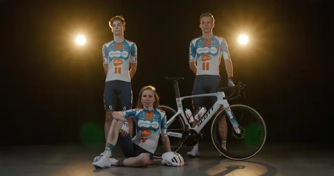 Rood-Wit-Blauw 🇳🇱 🔄 Oranje-Wit-Blauw ⏳🔥 Orange stripes 🟧🟧, a white base⚪️and all the blue detailing 🔷 - we're proud to reveal our revamped look and feel for 2024! 😍 Let's go, Team dsm-firmenich PostNL 💪🏻 #KeepChallenging #WeBringProgressToLife #BijzondereMomenten