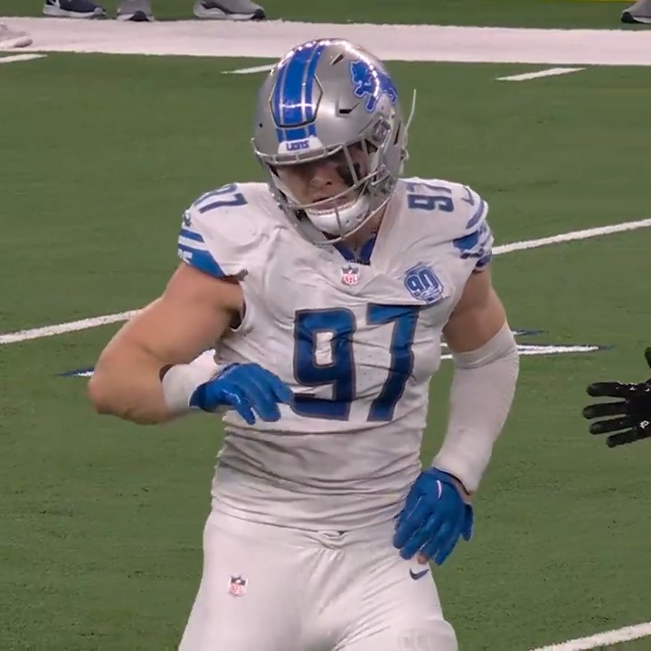 Aidan Hutchinson is heating up at just the right time. 🔥 In his last two games: 5 sacks, 7 TFLs, 1 FF, 10 QB hits Fast Twitch Energy Drink | Aidan Hutchinson