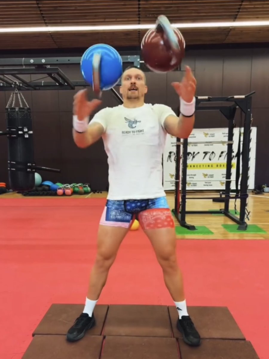 Oleksandr Usyk showing off in the gym today while training for the Tyson Fury undisputed fight on Feb 17th… [🎥 Oleksandr Usyk]