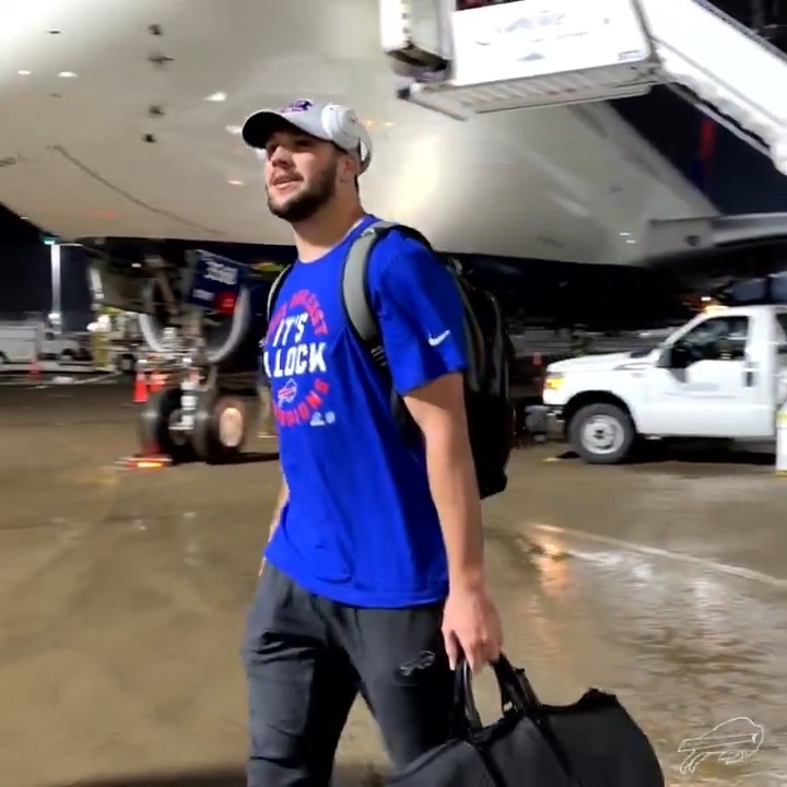Bills Mafia waited all night to welcome back the AFC East champions. 🫶 (via Buffalo Bills)