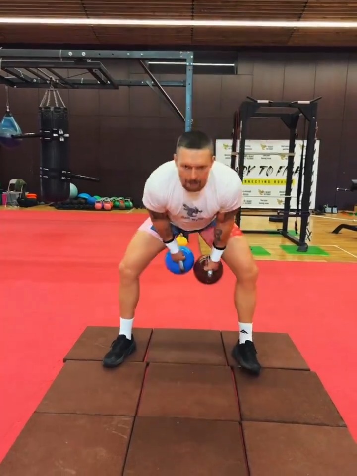 The unified heavyweight champ 🤝 Unorthodox training methods 🎥 Oleksandr Usyk | #FuryNgannou | #RingOfFire