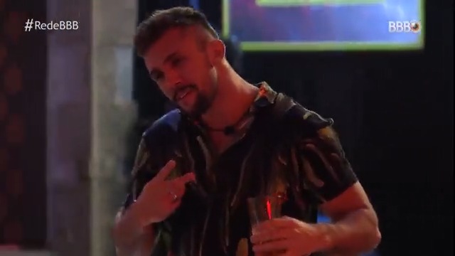 arthur picoli aparentemente fazendo serenata pra carla diaz até que o jogo de câmeras revela algo inédito