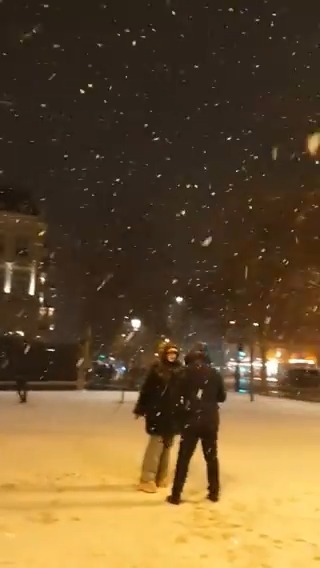 ❄️ Paris est sous la neige ce lundi soir. Les flocons tombent par -1°C et blanchissent les trottoirs de la capitale. (© Cedric Cassin)