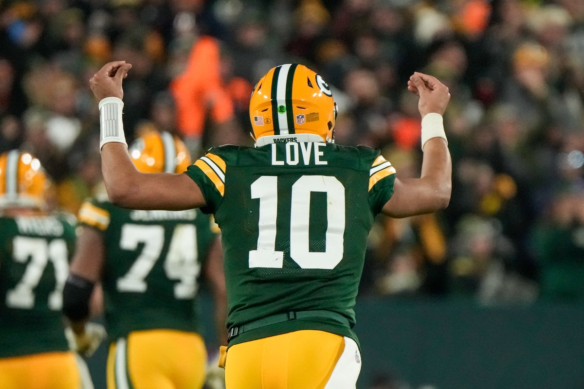 Spot in the playoffs on the line... no nerves from JLove 😤