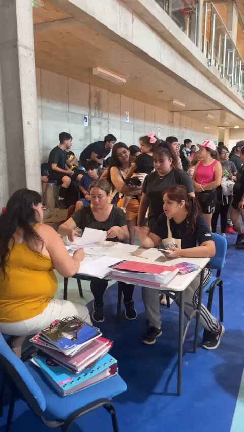 Niñas de La Pintana hacen fila para inscribirse en los talleres de vóleibol. Esto es lo que genera el liderazgo de nuestra vecina Carla Ruz, la líbero histórica de la Selección Chilena que ama a su comunidad. 💜🏐🦋
