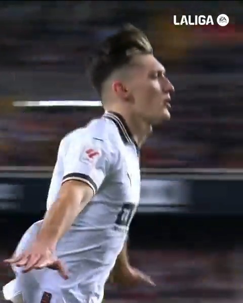 โฌ
Al lado izquierdo. โก Al lado derecho. ๐ฏ๐ฏ ยก๐๐๐% ๐๐ ๐๐
๐๐๐๐๐๐๐๐๐ para Pepelu! #ValenciaVillarreal #LALIGAEASPORTS #LALIGAHighlights