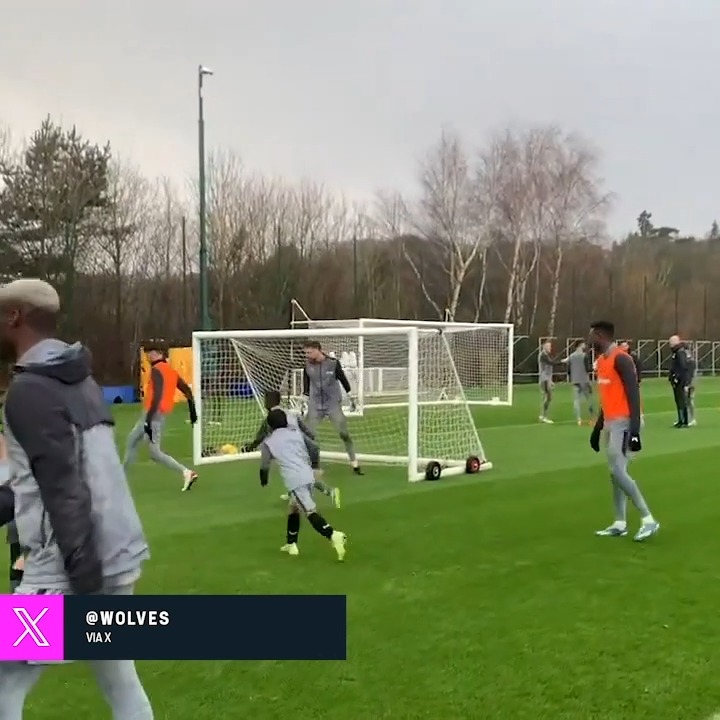 Wolves manager Gary O'Neil establishing a core memory for their Under-8’s after organising a match against the first team 👏💛
