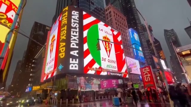 🔴⚪ Sportinguismo en Times Square. 🎞 La Peña Villa de Quini presume de colores rojiblancos en Nueva York. 🙌 SportinGijonMx.