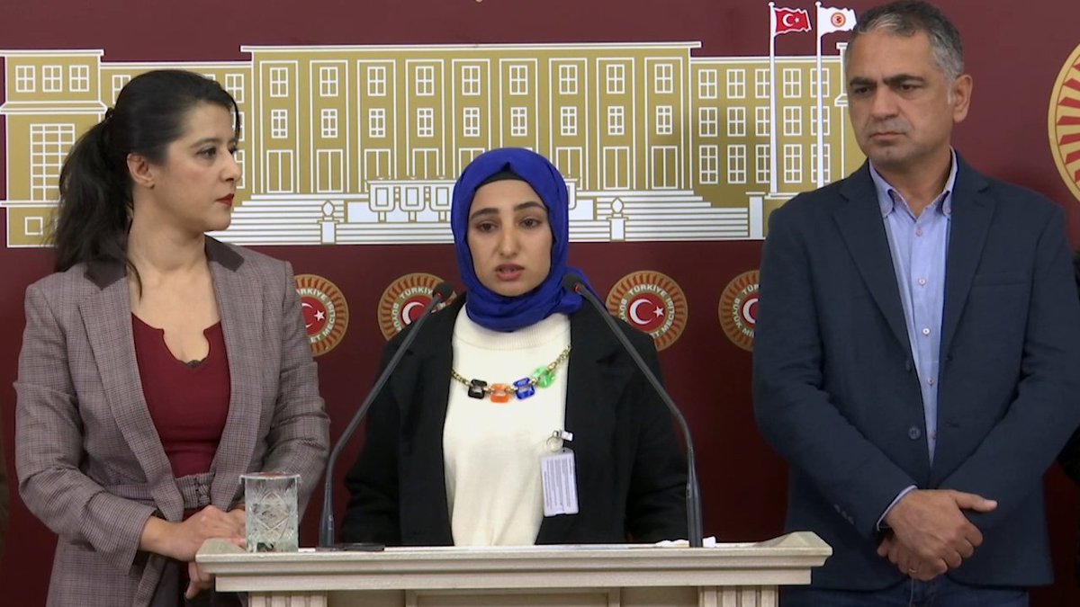 Sevda Karaca (Sevda Karaca) Özak Tekstil işçileri ile birlikte TBMM'de basın toplantısı gerçekleştirdi.
