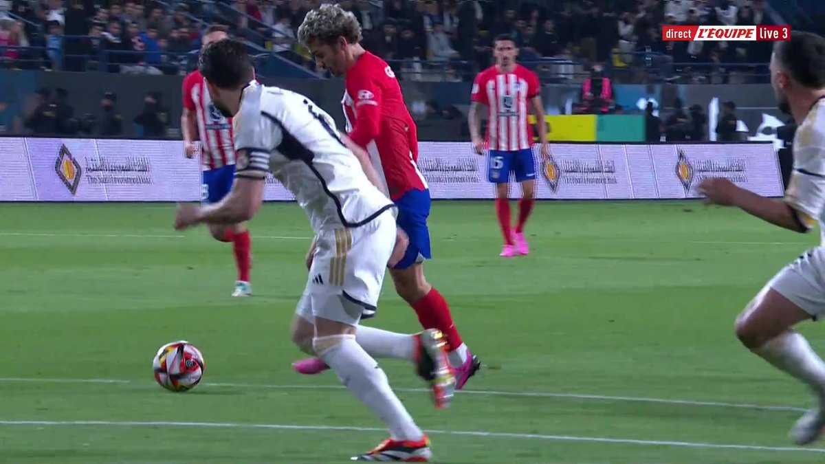 🆙 Antoine Griezmann devient le meilleur buteur de l'histoire de l'Atlético de Madrid avec 174 buts, avec son but face au Real Madrid ! Suivez en direct sur L'Equipe live la demi-finale de la Supercoupe d'Espagne : #lequipeFOOT #superSupercopa