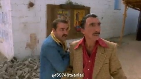Vizontele'deki meşhur "briket" sahnesinde Şafak Sezer'in tokat yiyeceğinden haberi yokmuş. Çekimden önce Cezmi Baskın ile Yılmaz Erdoğan aralarında konuşmuş ve tokat işin içine öyle girmiş. Şafak Sezer'in hiç bozuntuya vermeden oynamaya devam etmesi 10/10